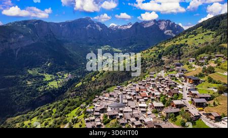Luoghi panoramici della Svizzera. Albinen è uno dei più bei villaggi di montagna del Canton Vallese. Turismo svizzero Foto Stock