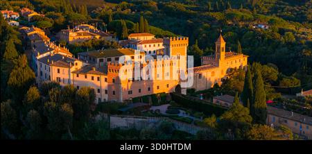 Italia, idilliache città tradizionali della Toscana romantica. Pittoresco borgo medievale e castello di borgo Bolgheri . Vista panoramica del tramonto con i droni Foto Stock