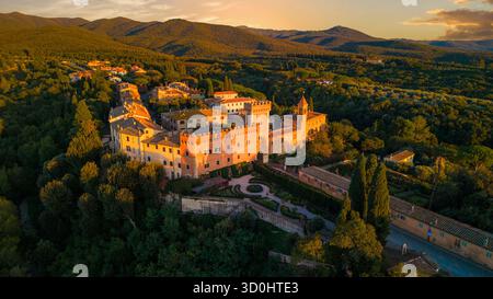 Scenario italiano. Idilliache cittadine tradizionali della Toscana romantica. Pittoresco borgo medievale di borgo Bolgheri . Vista panoramica del tramonto con i droni Foto Stock