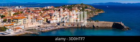 Italia , Toscana turismo luoghi panoramici e città costiere - Piombino affascinante in provincia di Livorno. vista panoramica aerea del colorato centro storico con drone Foto Stock