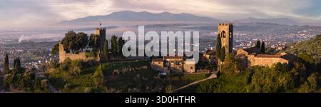 Italia, idilliache città tradizionali della Toscana romantica. Pittoresco borgo medievale in cima alla collina di borgo Buggiano, vicino a Pienza. Vista panoramica dei droni di mattina Foto Stock