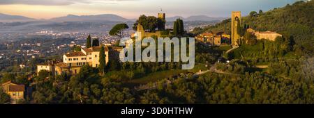 Italia, idilliache città tradizionali della Toscana romantica. Pittoresco borgo medievale in cima alla collina di borgo Buggiano, vicino a Pienza. Vista panoramica dei droni in mor Foto Stock