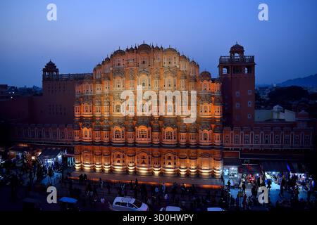 Hawa Mahal a Jaipur, Rajasthan, India, illuminato di notte. Il palazzo di arenaria a cinque piani è anche conosciuto come il "Palazzo dei venti". Foto Stock
