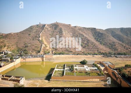 Amber Fort, situato a Jaipur, Rajasthan, India. Il complesso del palazzo in cima alla collina, costruito nel XVI secolo dai sovrani Rajput. Foto Stock