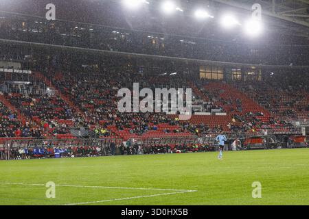 Alkmaar, Paesi Bassi. 23 ottobre 2025. ALKMAAR, 23-10-2025, AFAS Stadium, stagione 2025/2026, UEFA Conference League football, fase League il giorno 2, partita tra AZ e SK Slovan Bratislava, foto mostra la tempesta Benjamin arriva Alkmaar credito: Pro Shots/Alamy Live News Foto Stock