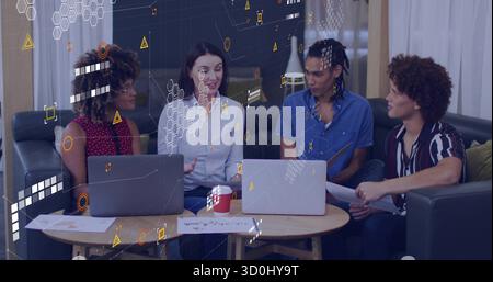 Quattro membri del team seduti intorno al tavolo nella sala dell'ufficio, discutendo con computer portatili e sovrapposizioni di dati Foto Stock