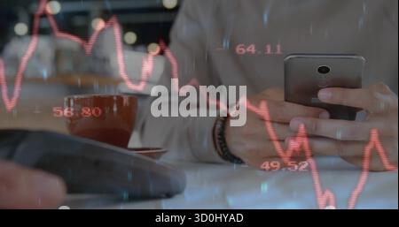 Uomo che segue le tendenze del mercato azionario su smartphone alla scrivania dell'ufficio con grafico fluttuante e spazio di copia Foto Stock