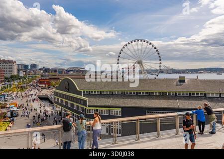Seattle, Washington, USA - 17 agosto 2025: Skyline di Seattle con acquario e ruota panoramica situato nel vivace quartiere sul lungomare della città, recentemente rinnovato. Foto Stock
