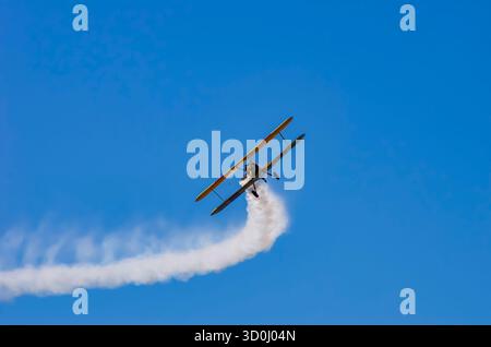 Un biplano Boeing PT-17 Stearman Model 75, durante una dimostrazione di volo ad uno spettacolo aereo sulla Rossfeld a Metzingen-Glems, Baden-Wuerttemberg, Germania. Foto Stock