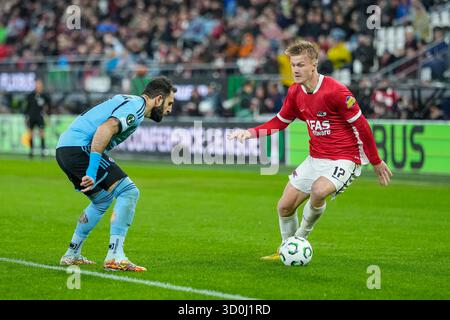 Alkmaar, Paesi Bassi. 23 ottobre 2025. ALKMAAR, PAESI BASSI - 23 OTTOBRE: Isak Jensen dell'AZ Alkmaar corre con la palla durante la partita MD2 di UEFA Conference League 2025/26 tra AZ Alkmaar e Slovan Bratislava all'AFAS Stadion il 23 ottobre 2025 ad Alkmaar, Paesi Bassi. (Foto di ed van de Pol/Orange Pictures) credito: Orange Pics BV/Alamy Live News Foto Stock