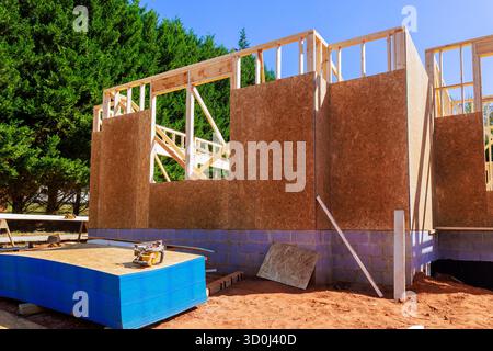 Cantiere con rivestimenti in legno in corso, costruire una nuova casa Foto Stock