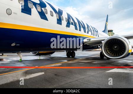 Boeing 737 Ryanair sull'asfalto dell'aeroporto di Santiago de Compostela, Galizia, Spagna, con dettagli motore e torre di controllo sullo sfondo. Foto Stock