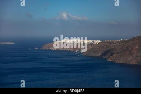 Il mare Egeo e la splendida città di Oia, una grande destinazione turistica sull'isola di Santorini - Isole Cicladi, Grecia Foto Stock