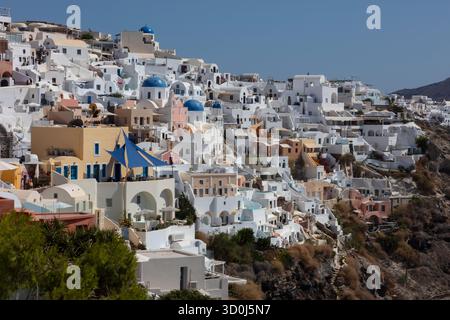 La splendida città di Oia è una grande destinazione turistica sull'isola di Santorini - Isole Cicladi, Grecia Foto Stock