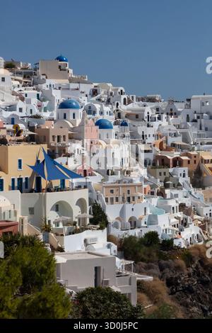 La splendida città di Oia è una grande destinazione turistica sull'isola di Santorini - Isole Cicladi, Grecia Foto Stock