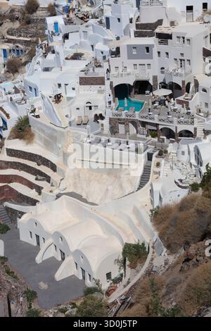 La splendida città di Oia è una grande destinazione turistica sull'isola di Santorini - Isole Cicladi, Grecia Foto Stock