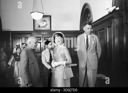 La First Lady statunitense Jacqueline Kennedy e l'ambasciatore statunitense in India John Kenneth Galbraith (a destra) in visita con il primo ministro indiano Jawaharlal Nehru (a sinistra) presso la residenza del primo ministro, Teen Murti Bhavan, nuova Delhi, India, Cecil Stoughton, White House Photographs, 13 marzo 1962 Foto Stock