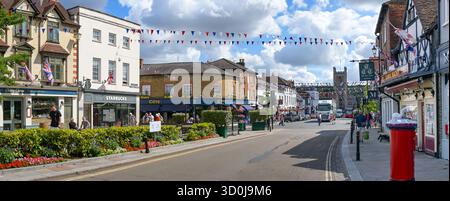 Marlow, Buckinghamshire, Inghilterra, Regno Unito - 20 luglio 2025: Vista panoramica della strada principale nella città di Henley-on-Thames nell'Oxfordshire. Foto Stock
