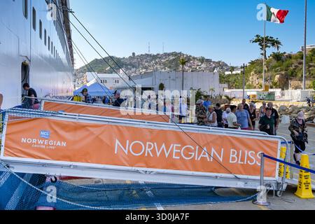 Acapulco, Messico - 17 gennaio 2024: Passeggeri delle navi da crociera a bordo della nave da crociera Norwegian Bliss, operata dalla NCL Norwegian Cruise Line. Foto Stock