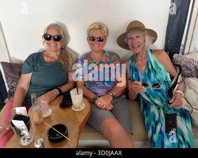 I turisti si godono un drink nella città di Mykonos - Isola di Mykonos, Isole Cicladi, Grecia Foto Stock