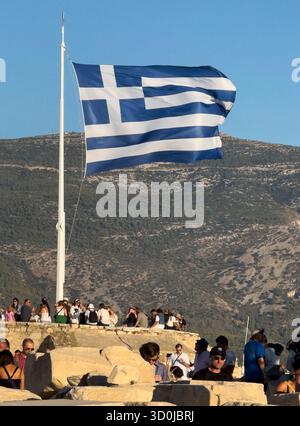 Bandiera greca e turisti all'Acropoli di Atene - Atene, Grecia Foto Stock
