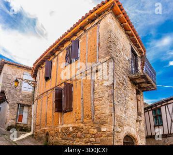 Casa tipica nel borgo medievale di penne, nel Tarn, a Occitanie, Francia Foto Stock