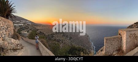Panorama al tramonto della terraferma e del Mar Egeo dal villaggio collinare di Chora - Isola di Folegandros, Isole Cicladi, Grecia Foto Stock