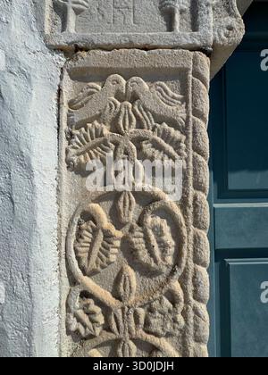 Dettaglio architettonico della chiesa panoramica greco-ortodossa di San Costantino nella pittoresca città di Parikia - Isola di Paros, Isole Cicladi, Grecia Foto Stock