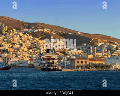 Il porto di Ermoupoli sul Mar Egeo - Isola di Syros, Isole Cicladi, Greeceece Foto Stock