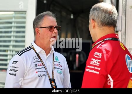 Città del Messico, Messico. 23 ottobre 2025. (Da L a R): Ron Meadows (GBR) Direttore sportivo Mercedes AMG F1 con Diego Ioverno (ITA) Direttore sportivo Ferrari. 23.10.2025. Formula 1 World Championship, Rd 20, Mexican Grand Prix, città del Messico, Messico, giornata di preparazione. Crediti: James Moy/Alamy Live News Foto Stock