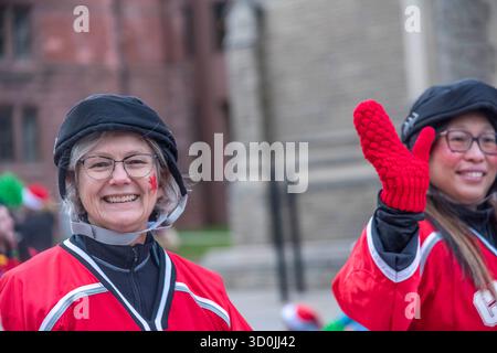 Toronto Ontario, Canada - 26 novembre 2023: Una signora sorridente mentre cammina nella sfilata annuale di Babbo Natale di Toronto. Foto Stock