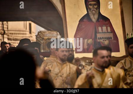 Il pellegrinaggio a San Demetrio il nuovo inizia a Bucarest, Romania Bucarest, Romania. 23 ottobre 2025: I sacerdoti ortodossi trasportano le reliquie di San Demetrio il nuovo, il protettore di Bucarest, durante la processione per le strade intorno alla cattedrale patriarcale ortodossa rumena. La processione, nota come la via dei Santi , segna l'inizio del pellegrinaggio annuale dedicato a San Demetrio il nuovo, protettore spirituale di Bucarest, che culmina con la sua festa del 27 ottobre. Bucarest Romania Copyright: XLucianxAlecux Foto Stock