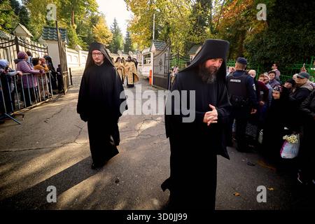 Il pellegrinaggio a San Demetrio il nuovo inizia a Bucarest, Romania Bucarest, Romania. 23 ottobre 2025: I monaci ortodossi partecipano alla processione di San Demetrio il nuovo, il protettore di Bucarest, per le strade intorno alla cattedrale patriarcale ortodossa rumena. La processione, nota come la via dei Santi , segna l'inizio del pellegrinaggio annuale dedicato a San Demetrio il nuovo, protettore spirituale di Bucarest, che culmina con la sua festa del 27 ottobre. Bucarest Romania Copyright: XLucianxAlecux Foto Stock