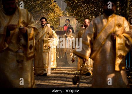 Il pellegrinaggio a San Demetrio il nuovo inizia a Bucarest, Romania Bucarest, Romania. 23 ottobre 2025: I sacerdoti ortodossi trasportano le sacre reliquie durante la processione di San Demetrio il nuovo, il protettore di Bucarest, per le strade intorno alla cattedrale patriarcale ortodossa rumena. La processione, nota come la via dei Santi , segna l'inizio del pellegrinaggio annuale dedicato a San Demetrio il nuovo, protettore spirituale di Bucarest, che culmina con la sua festa del 27 ottobre. Bucarest Romania Copyright: XLucianxAlecux Foto Stock