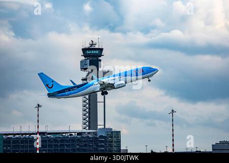 TUI Fly Boeing 737-800 beim Start auf dem Flughafen Düsseldorf, Tower der Flugsicherung, NRW, Deutschland, Luftverkehr DUS *** TUI Fly Boeing 737 800 decollo all'aeroporto di Düsseldorf, torre di controllo del traffico aereo, NRW, Germania, traffico aereo DUS Foto Stock
