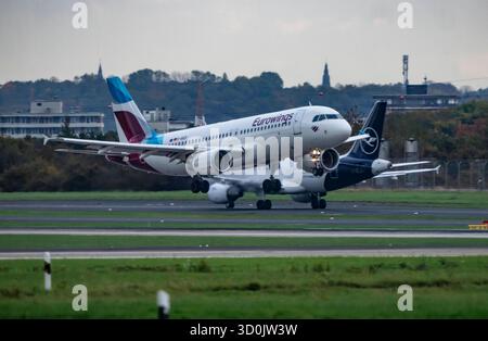 Eurowings Airbus bei der Landung auf dem Flughafen Düsseldorf, Lufthansa Flieger wartet auf den Start, NRW, Deutschland, Luftverkehr DUS *** Eurowings Airbus atterrando all'aeroporto di Düsseldorf, Lufthansa Aircraft in attesa del decollo, NRW, Germania, traffico aereo DUS Foto Stock