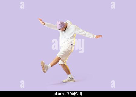 Bella ballerina hip-hop che danzava su sfondo lilla Foto Stock