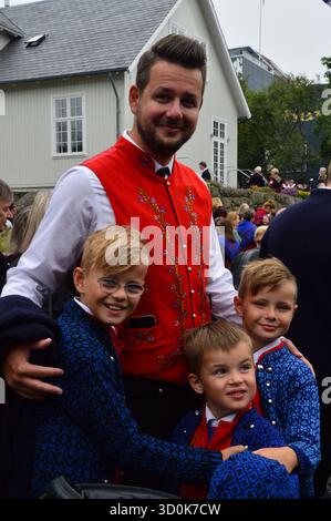 Padre con i suoi figli vestito con costumi tradizionali nazionali faroesi durante le celebrazioni di Ólavsøka a Tórshavn, Isole, nel mese di luglio. Foto Stock