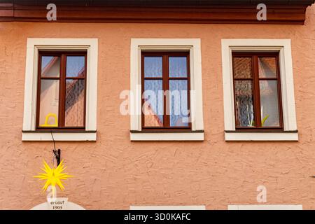 Esterno di una vecchia casa bavarese del 1903 decorata con una stella di Natale. Architettura tradizionale tedesca e atmosfera festosa per le vacanze. Foto Stock