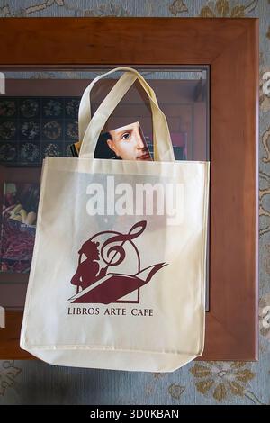 Prenotate in una borsa di libri da libreria sul tavolino da caffè Foto Stock