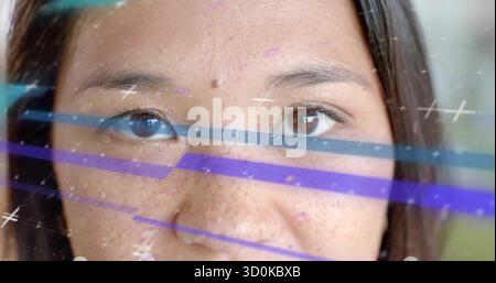 Cornice di riempimento facciale lentigginita della donna asiatica di mezza età nella finestra interna, con sovrapposizioni di dati digitali Foto Stock