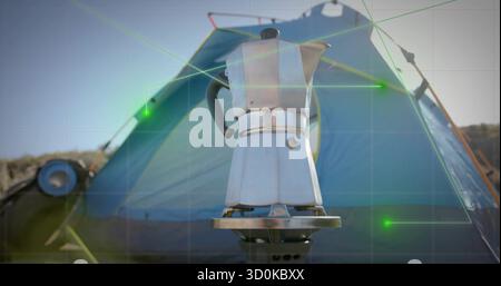 Caffettiera moka in alluminio per preparare caffè, seduta sul fornello da campeggio su un terreno roccioso accanto alla tenda a cupola Foto Stock