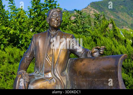 Un monumento al 40° presidente degli Stati Uniti Ronald Reagan (1911-2004) al Rike Park di Tbilisi, Georgia (paese) Foto Stock