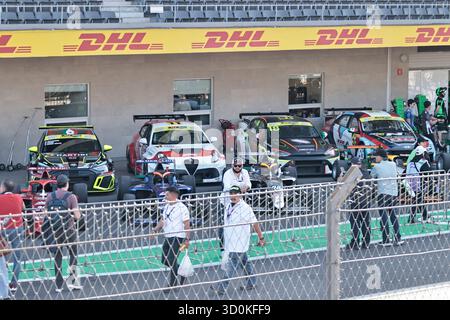 Messico, Cdmx, Messico. 23 ottobre 2025. Il governo di città del Messico e gli organizzatori del circuito di Formula 1 hanno condotto un tour pre-gara della pista DELL'AUTODROMO HERMANOS RODRIGUEZ. Durante questo tour, hanno spiegato le sezioni ad alta velocità, le curve pericolose e gli ingressi ai box. Più tardi, il capo del governo, CLARA BRUGADA, e il presidente del Gran Premio di F1 di città del Messico, ALEJANDRO SOBERON KURI, discussero della presenza continua della F1 in Messico fino al 2028 e presentarono il padiglione del Messico, un luogo in cui gli automobilisti possono apprezzare il valore e l'importanza della cultura messicana. Allo stesso tempo, loro Foto Stock