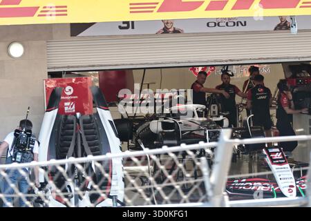 Messico, Cdmx, Messico. 23 ottobre 2025. Il governo di città del Messico e gli organizzatori del circuito di Formula 1 hanno condotto un tour pre-gara della pista DELL'AUTODROMO HERMANOS RODRIGUEZ. Durante questo tour, hanno spiegato le sezioni ad alta velocità, le curve pericolose e gli ingressi ai box. Più tardi, il capo del governo, CLARA BRUGADA, e il presidente del Gran Premio di F1 di città del Messico, ALEJANDRO SOBERON KURI, discussero della presenza continua della F1 in Messico fino al 2028 e presentarono il padiglione del Messico, un luogo in cui gli automobilisti possono apprezzare il valore e l'importanza della cultura messicana. Allo stesso tempo, loro Foto Stock