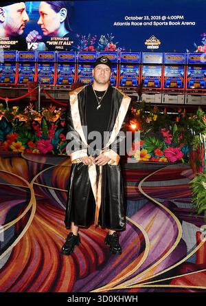 Nassau, Bahamas. 23 ottobre 2025. Michael "The Grinder" Mizrachi posa prima del torneo mondiale myVIP 2025 di slot all'Atlantis Paradise Island Bahamas il 22 ottobre 2025 a Nassau, Bahamas. Foto: Casey Flanigan/imageSPACE per playSTUDIOS, INC Credito: Imagespace/Alamy Live News Foto Stock