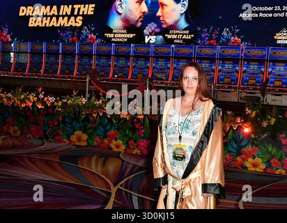 Nassau, Bahamas. 23 ottobre 2025. Stephanie Hall posa prima del torneo myVIP World Tournament of Slots 2025 all'Atlantis Paradise Island Bahamas il 22 ottobre 2025 a Nassau, Bahamas. Foto: Casey Flanigan/imageSPACE per playSTUDIOS, INC Credito: Imagespace/Alamy Live News Foto Stock