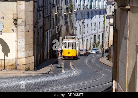 Tram di Lisbona, Portogallo, tram 28 su una ripida collina nella zona della città vecchia di Lisbona, in Europa Foto Stock