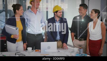 Discussione dei piani di progettazione cinque professionisti si riuniscono intorno al tavolo della sala conferenze, con progetti Foto Stock