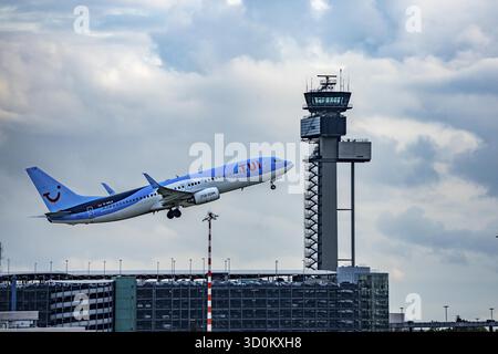 TUI Fly Boeing 737-800 decollo dall'aeroporto di Duesseldorf, Air Traffic Control Tower, Renania settentrionale-Vestfalia, Germania Foto Stock